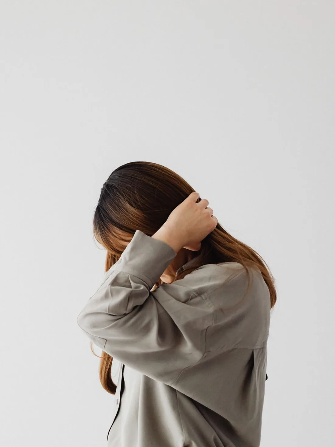 목을 돌리며 목덜미에 손을 얹은 사람.