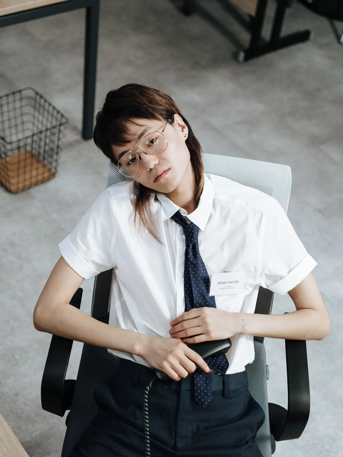 책상에 오래 앉아 일하는 사람.