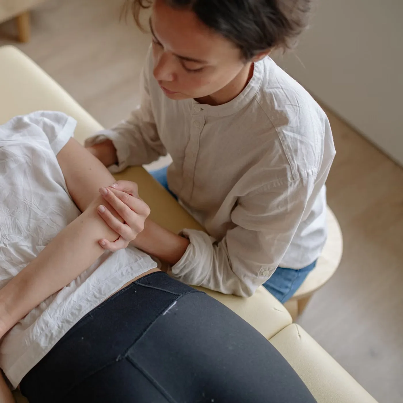 팔과 아래팔을 손으로 감싸 확인하는 근접 장면.