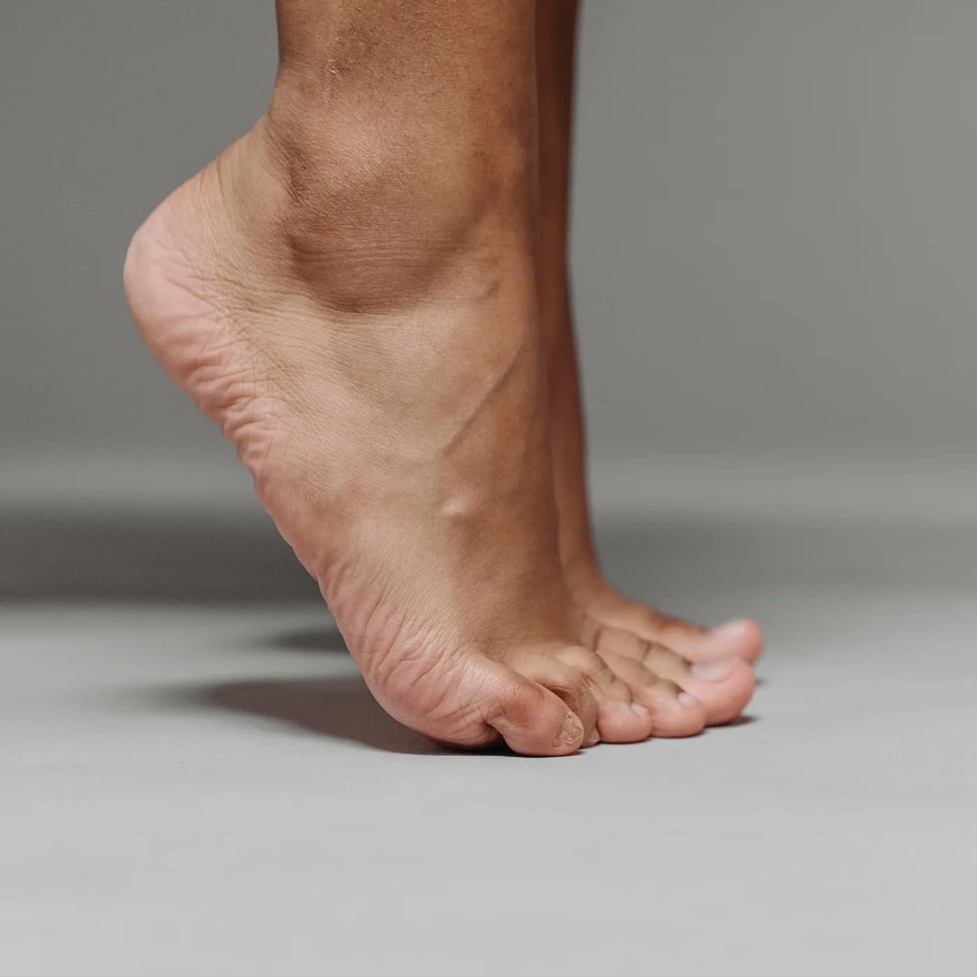 발뒤꿈치를 든 맨발의 근접 사진.