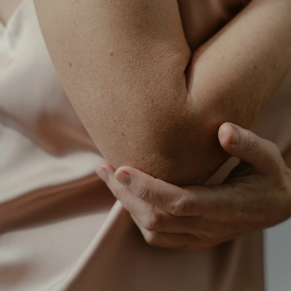 아픈 지점을 손가락으로 짚어 확인하는 근접 사진.