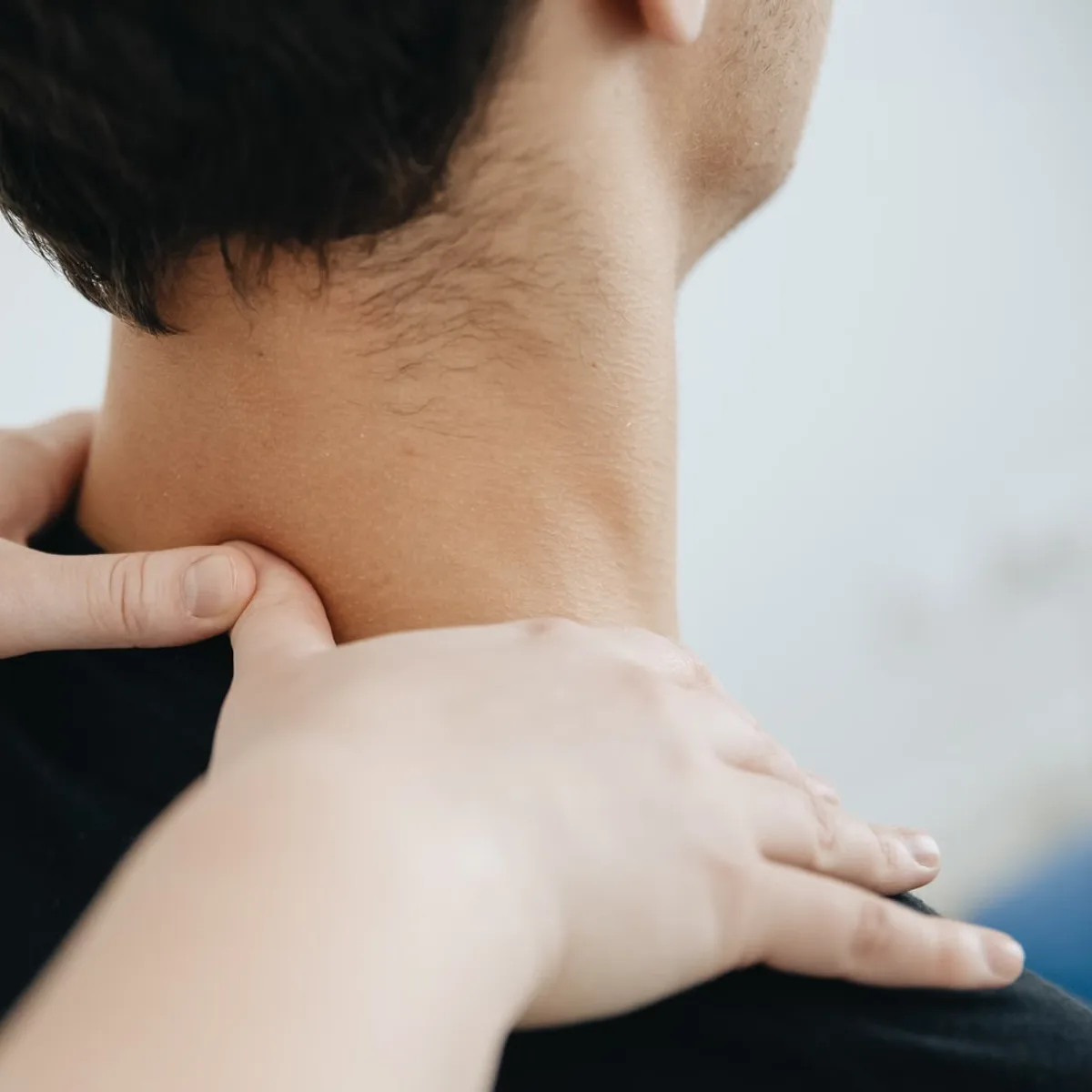 목과 어깨 주변에 손을 얹고 진행하는 근접 장면.
